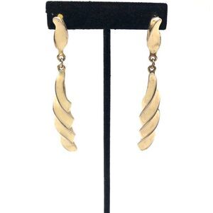 🍭6/$30 Dangle Earrings W/ Cream coating